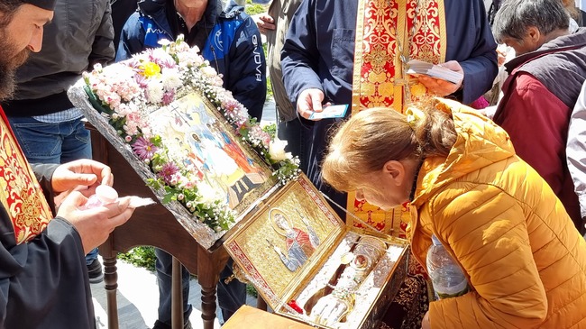 Стотици миряни се поклониха пред мощите на свети Георги Победонесец, които пристигнаха в манастира край село Гигинци