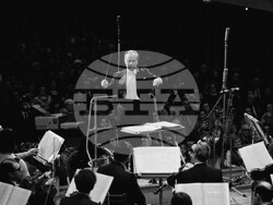 София (7 февруари 1984) Откриване на прегледа "Нова българска музика". Свири оркестъра на Комитета за телевизия и радио с диригент н. а. Васил Казанджиев. Пресфото-БТА, снимка: Живко Ангелов/архив