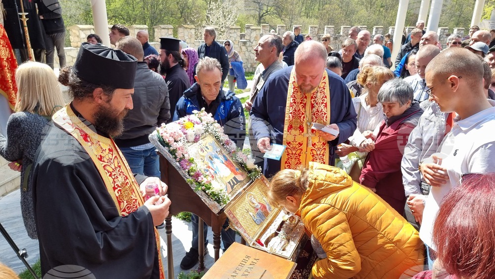 Село Гигинци - Св. Георги Победоносец - икона - мощи - поклонение