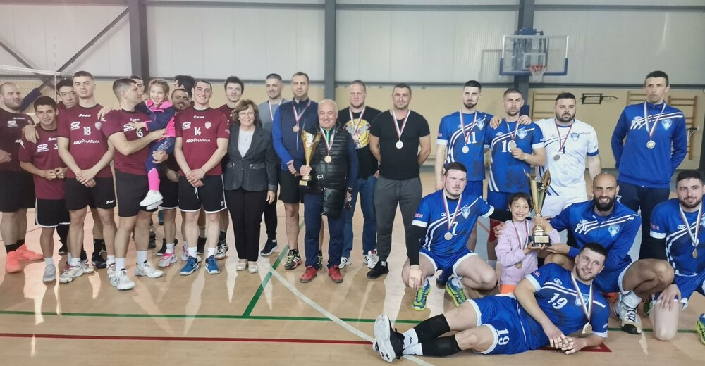 Община Ловеч: Кметът на Ловеч връчи наградите във финалния турнир от дивизия А НВГ на България