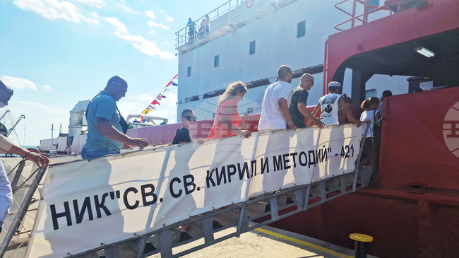 В Ден на отворените врати научноизследователският кораб „Св. св. Кирил и Методий“ посрещаше посетители в Несебър 