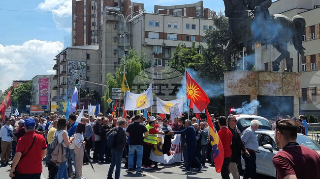 Съюзът на синдикатите в Северна Македония организира днес протест под мотото „Не се молим, борим се за заплати“