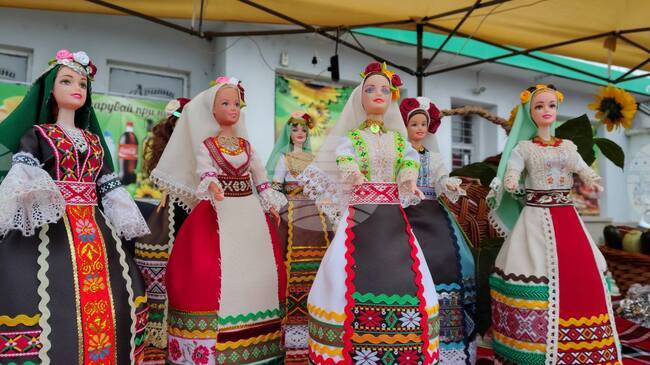 Много е важно човек да познава своя корен и своя род, казва Иванка Димитрова, майсторка на кукли, облечени в народни носии