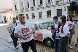 Министерство на отбраната - организация „МлаДа България“ - символичен подарък