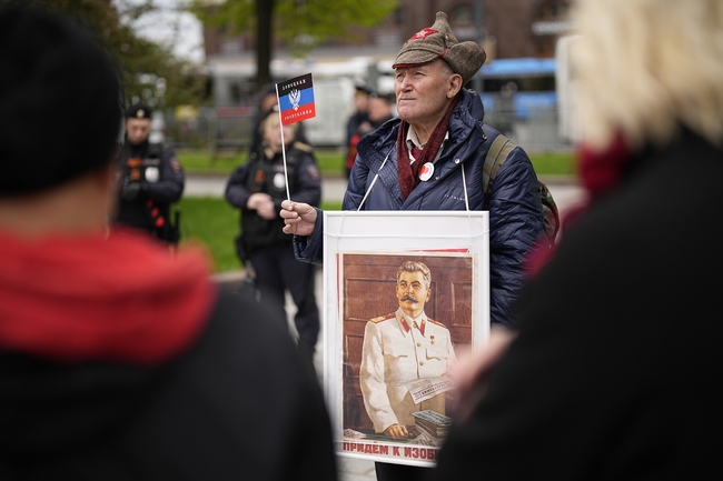 Москва увеличава списъка с издирвани рушители на съветски паметници в чужбина и списъка с нови монументи на Сталин в Русия
