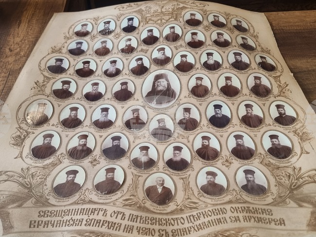 Историческият музей в Плевен получи като дарение колаж от снимки на свещеници от Плевенското църковно окръжие от 1902 година