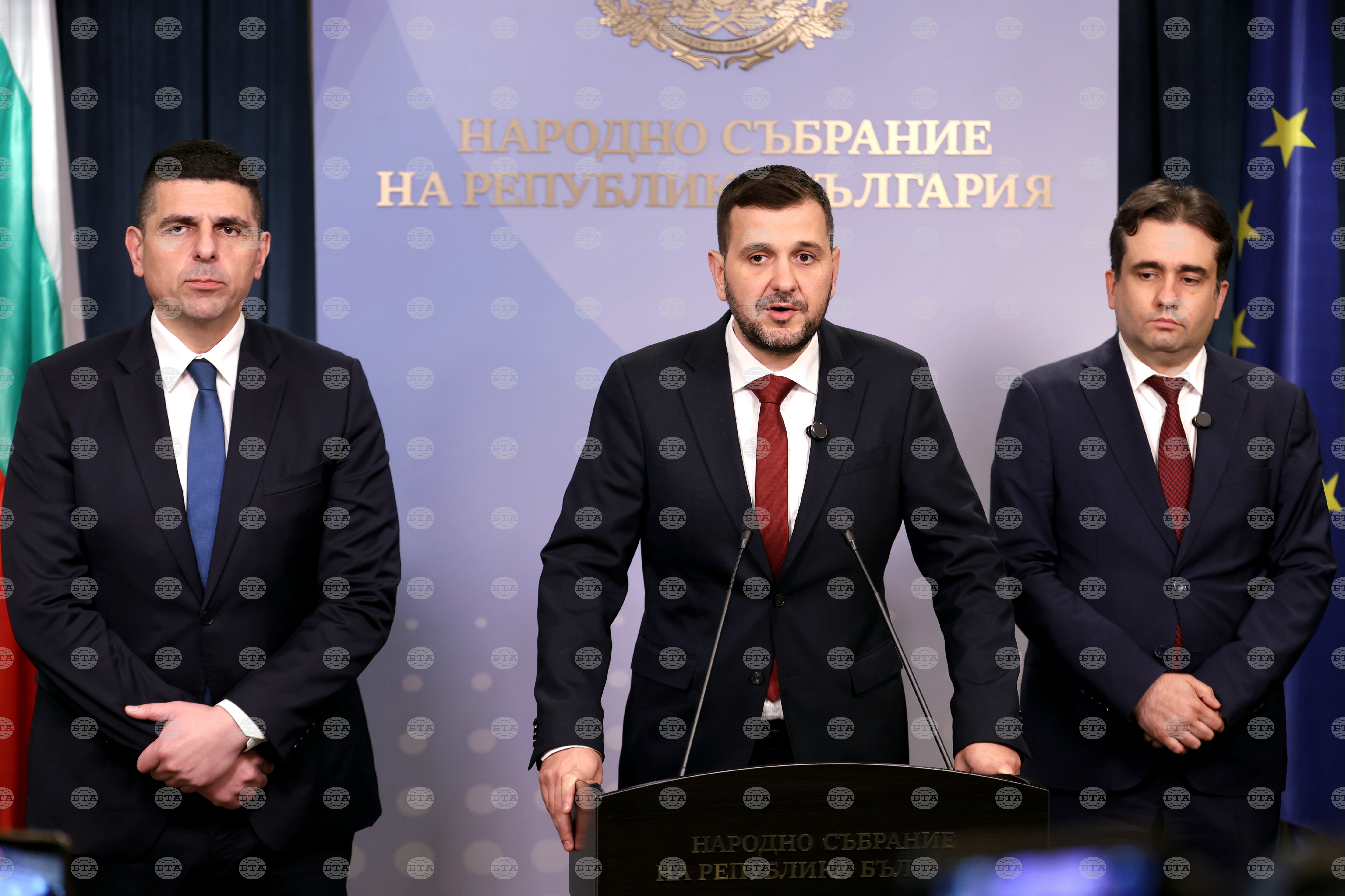 Според "Демократична България" разрешаването на проблема с бюджетите за 2026 г. и за 2027 г. е в избор на президент, различен от Илияна Йотова