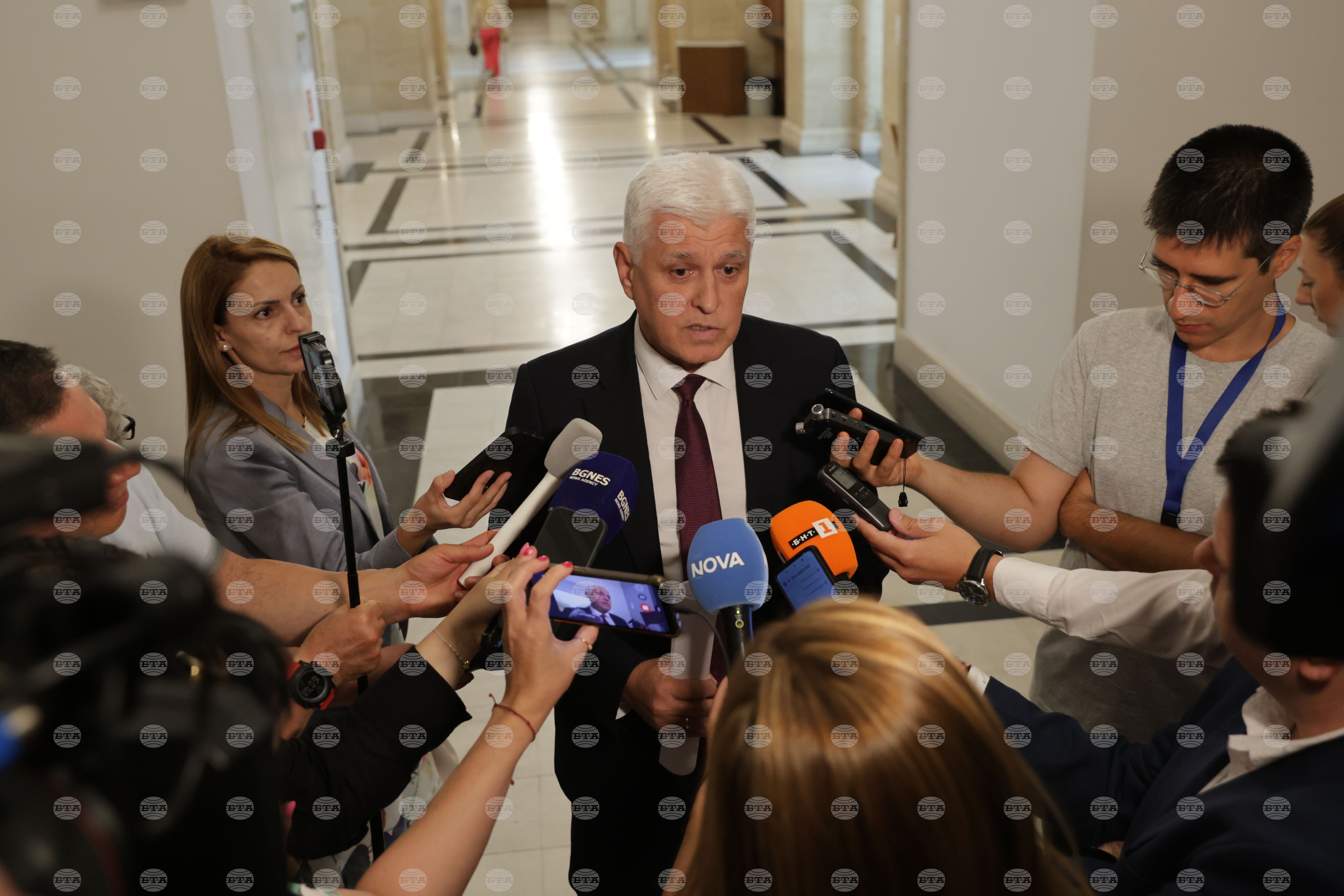 Правителството търси самолети МиГ-29 само за резервни части, изпратени са запитвания и за употребявани F-16 и Gripen, съобщи военният министър