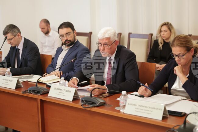 Defence Minister Stoyanov Says Bulgaria's F-16s Not Yet Ready for Combat Duty