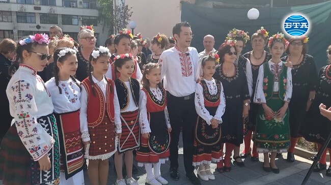 Фестивалът "Гергьовски люлки" събра пазители на българския фолклор в град Левски