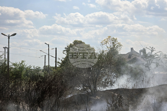 Large Fire Threatens Houses in Sliven