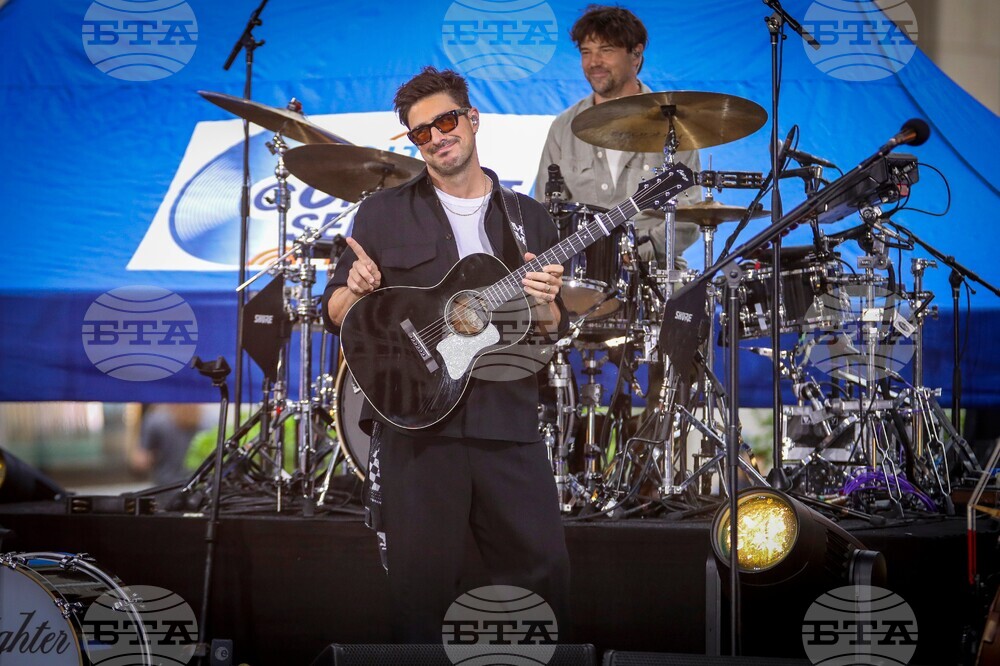 Mumford & Sons Perform on NBC's Today Show