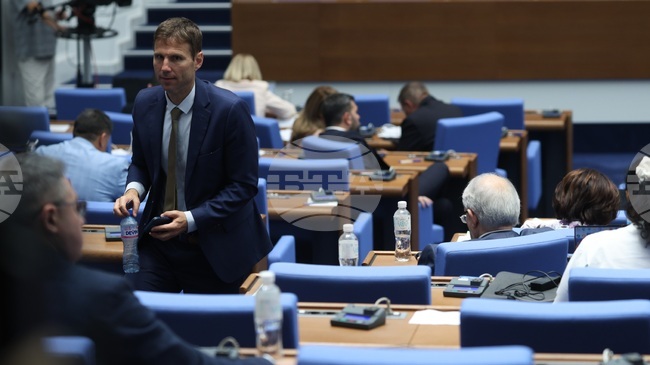 По искане на „Възраждане“ председателят на парламента даде почивка веднага след началото на заседанието