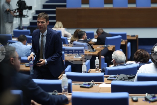 По искане на „Възраждане“ председателят на парламента даде почивка веднага след началото на заседанието