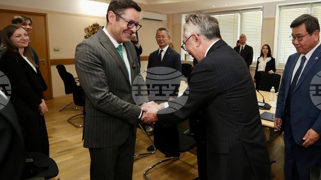 Economy Minister, Meiji President Discuss Completion of Joint Research and Development Laboratory by Year-End