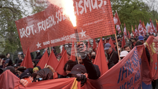 Пожарът, оставил десетки хиляди домакинства в Берлин без ток, може да е предизвикан от крайнолява групировка, смята полицията