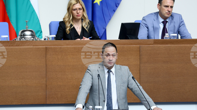 Започнахме да изпълняваме обещанията от първия ден, заявиха от „Прогресивна България“ в декларация за края на сесията на парламента 