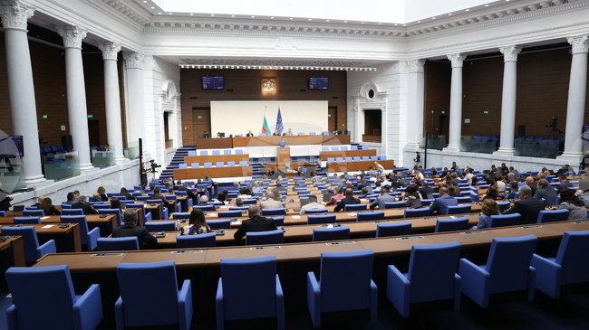 Народното събрание насрочи за 25 октомври изборите за президент и вицепрезидент