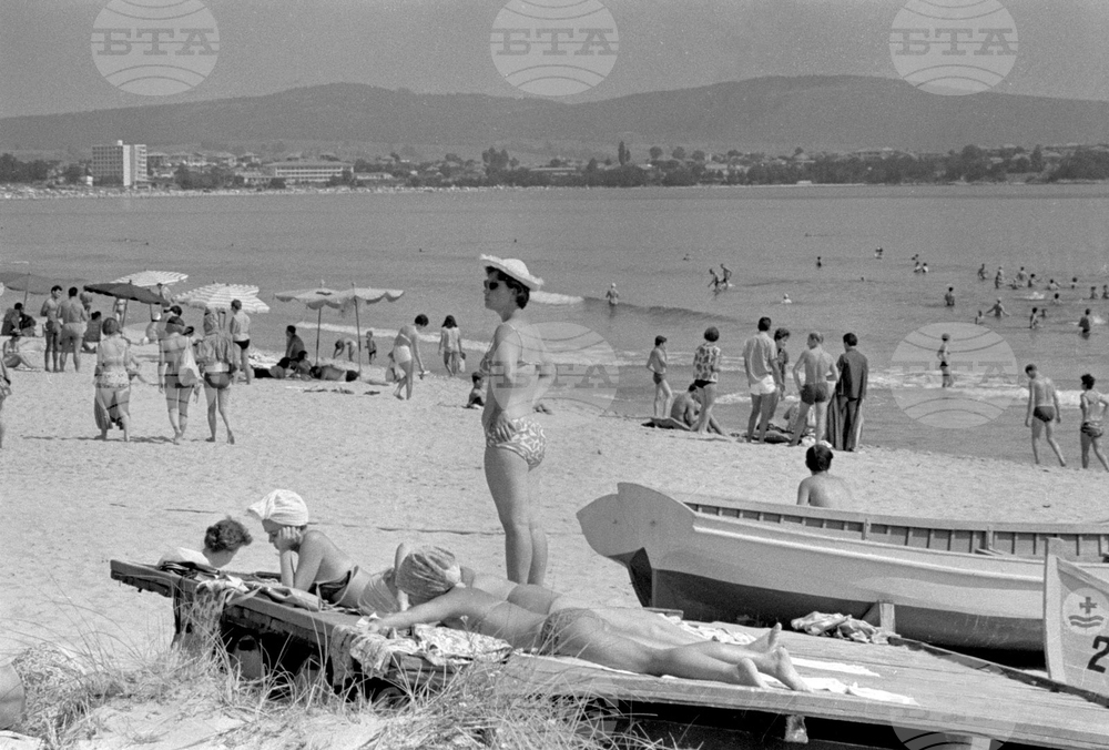 На разходка в Международния младежки център в Приморско през 1966 година