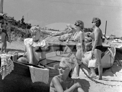 На разходка в Международния младежки център в Приморско през 1966 година