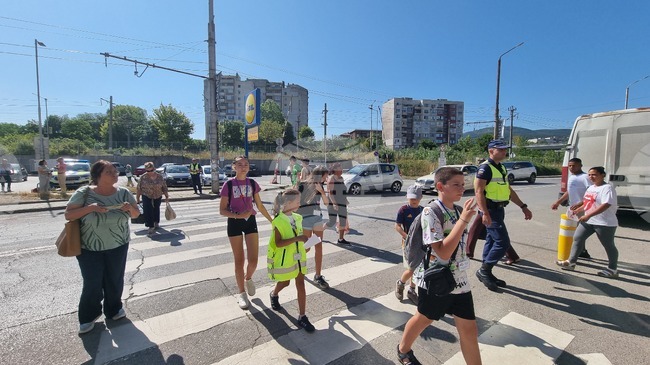 Служители на Областната дирекция на МВР в Перник проведоха обучение по пътна безопасност за деца