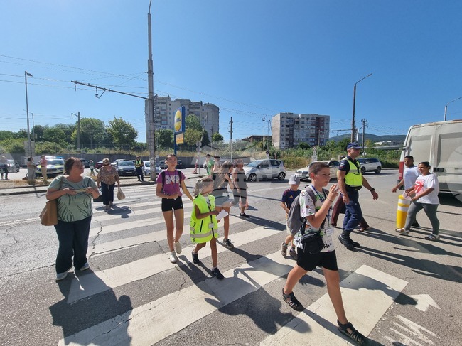 Служители на Областната дирекция на МВР в Перник проведоха обучение по пътна безопасност за деца