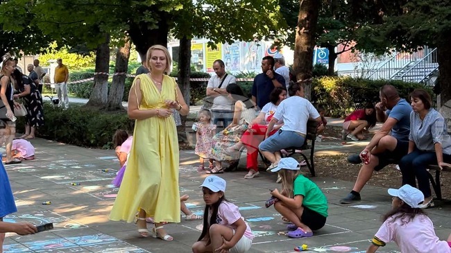Млади художници нарисуваха как изглежда светът през техните очи върху асфалта в град Завет