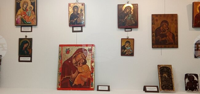 Изложба с 18 икони, три дърворезби и пет гоблена на Света Богородица беше открита в къща музей „Ванга“ в Петрич