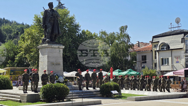 Истинската почит към героите от Илинденско-Преображенското въстание е в следването на техните завети, каза кметът на Благоевград