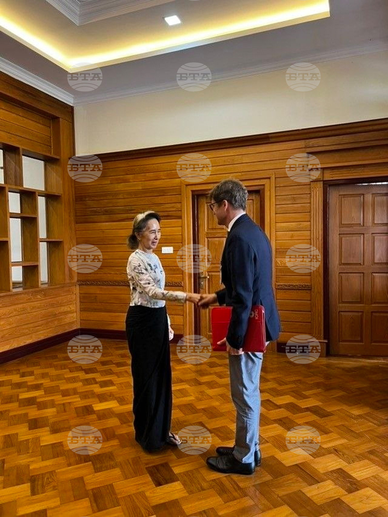 Myanmar Suu Kyi