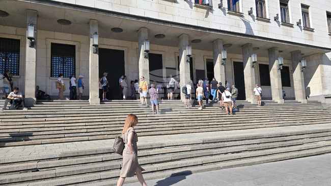 Граждани чакат пред БНБ, за да си купят сребърната колекционерска монета, посветена на Преображенския манастир
