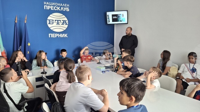 Участници в летните ателиета към Обединения детски комплекс в Перник се запознаха с работата на БТА