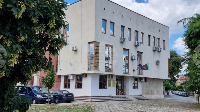 Съдът задържа под стража по искане на прокуратурата 23-годишен мъж за грабеж в хранителен магазин в Любимец 
