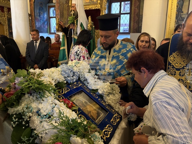 Миряни и духовници посрещнаха чудотворната Хавайска мироточива Иверска икона на Пресвета Богородица в Самоков