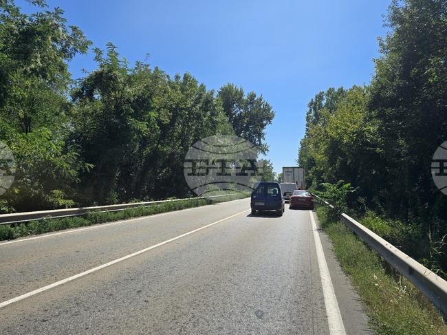 Заради катастрофа движението на път I-1 Видин – Дунавци се осъществява в една лента при 12-ия километър