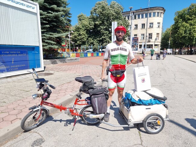 Благодарение на хората в Ирак разбрах какво е гостоприемство, каза в Кюстендил Мартин Гергов, обиколил България с велосипед „Балкан“