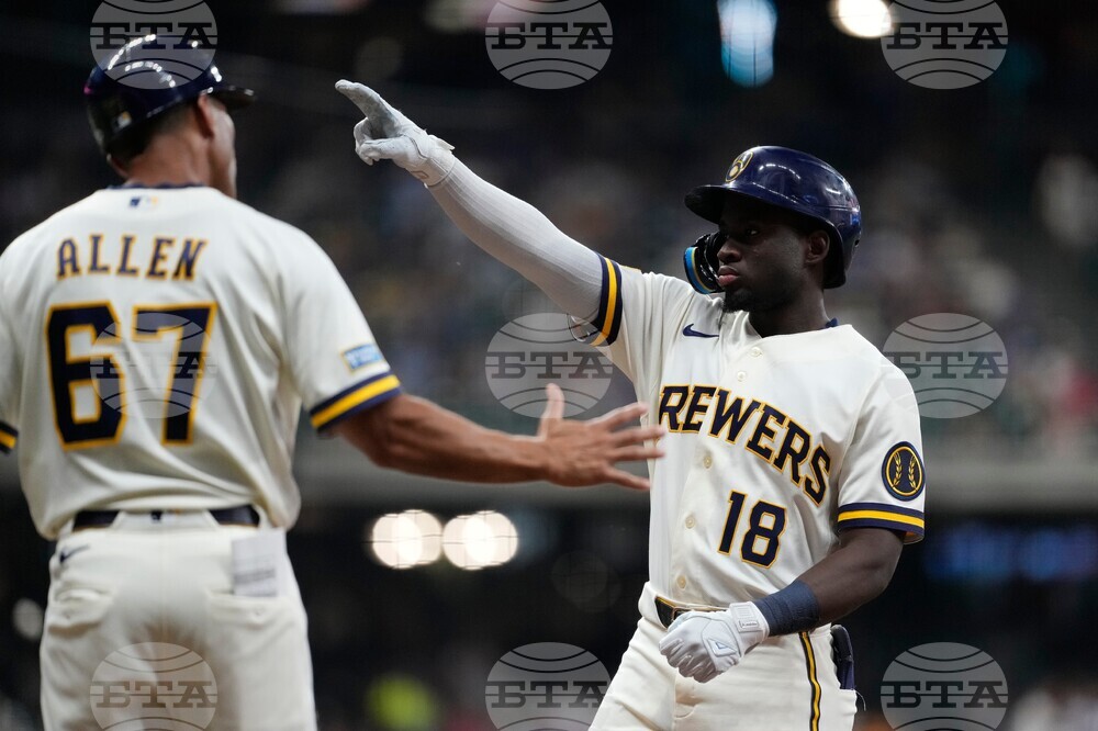 Pirates Brewers Baseball