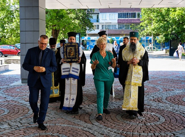 Патриарх Даниил благослови медици и пациенти във ВМА с чудотворната мироточива икона на Св. Богородица-„Хавайска“