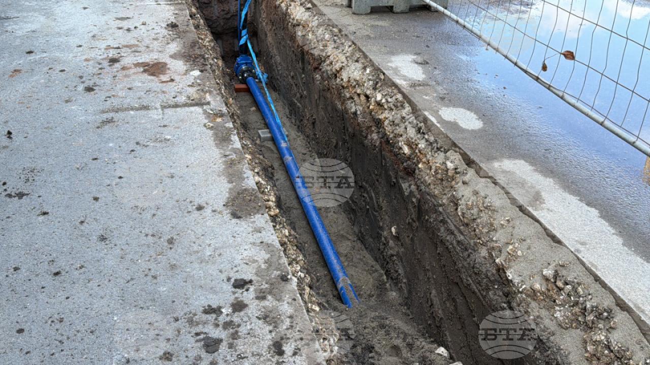 Служители на ВиК - Русе подмениха 370 метра водопровод по улица "Дунав" в село Николово заради честите аварии в района