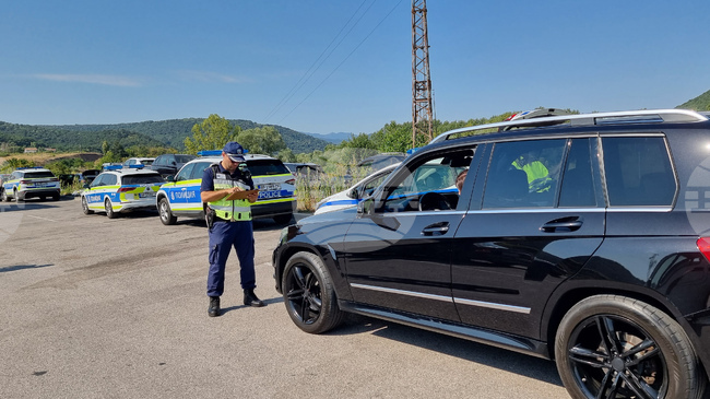 Близо 50 нарушения са установени при широкообхватна проверка на път I-1 край Мездра