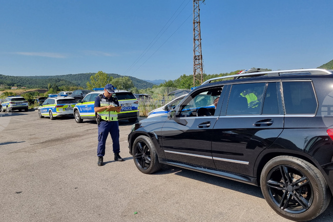Близо 50 нарушения са установени при широкообхватна проверка на път I-1 край Мездра