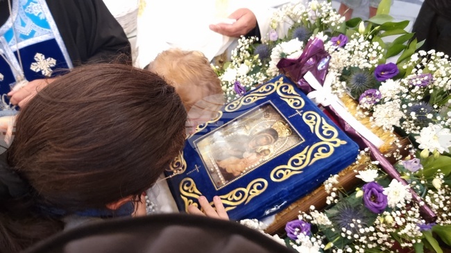 В Дупница бе посрещната чудотворната Хавайска мироточива Иверска икона на Пресвета Богородица