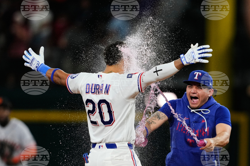CORRECTION APTOPIX Giants Rangers Baseball