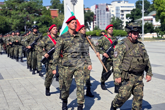 С военен ритуал в Плевен официално посрещнаха участниците в контингента ни в Косово