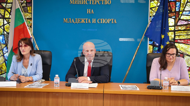 Министърът на спорта Енчо Керязов проведе среща с представители на младежки организации и младежки центрове