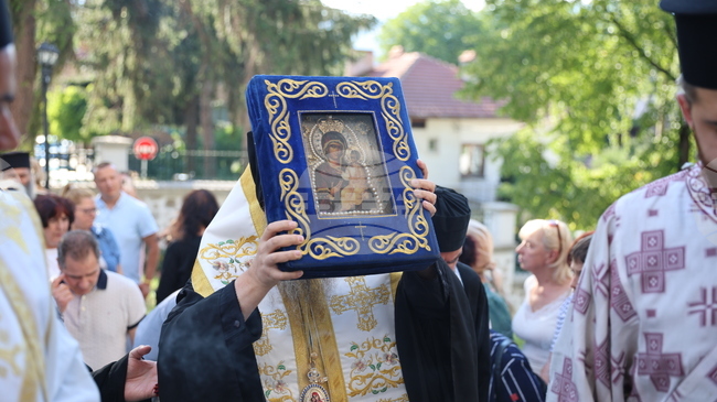 Чудотворната Хавайска мироточива Иверска икона на Пресвета Богородица ще бъде посрещната в храм „Въведение Богородично“ в Благоевград