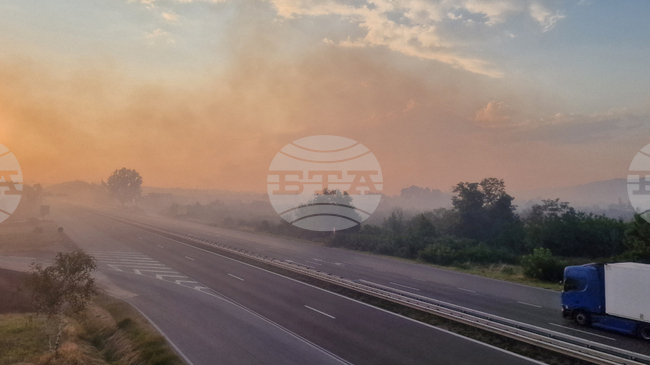 Гасенето на пожара край АМ „Тракия“ продължава, огнищата се локализират