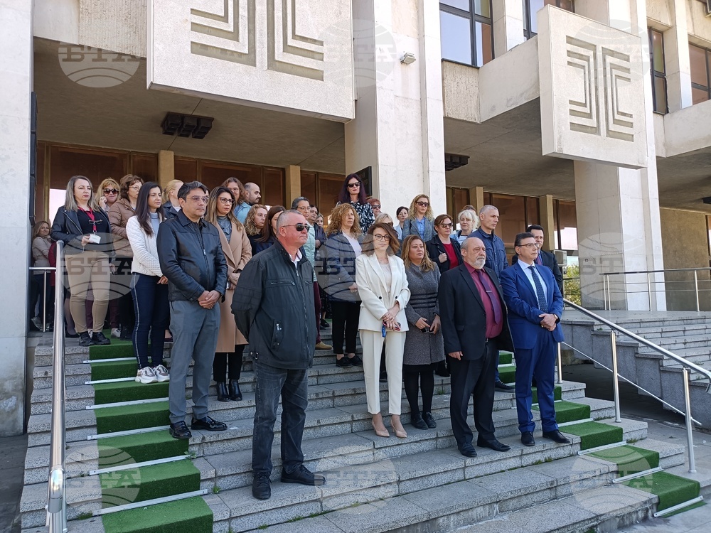 Апелативна прокуратура – Бургас: Прокурори, следователи и съдебни служители от Апелативна, Окръжна и Районна прокуратура - Бургас изразиха подкрепата си към главния прокурор Иван Гешев, както и възмущението си от терористичния акт срещу него