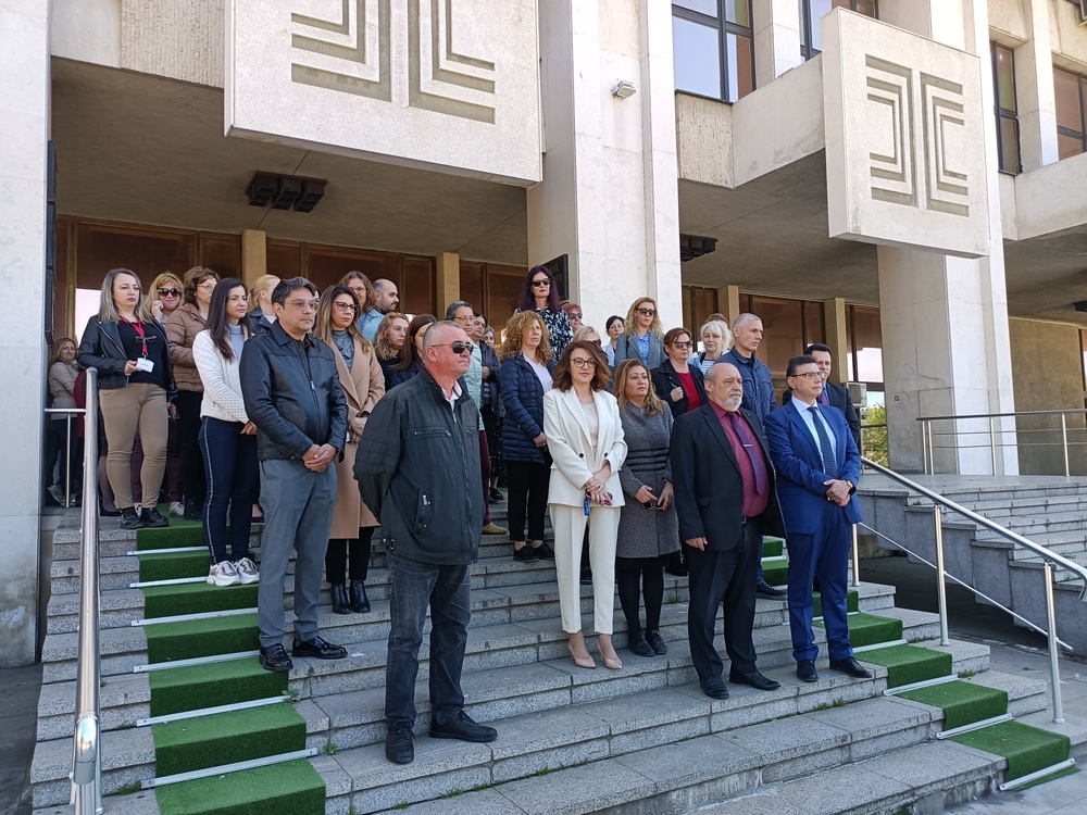 Апелативна прокуратура – Бургас: Прокурори, следователи и съдебни служители от Апелативна, Окръжна и Районна прокуратура - Бургас изразиха подкрепата си към главния прокурор Иван Гешев, както и възмущението си от терористичния акт срещу него