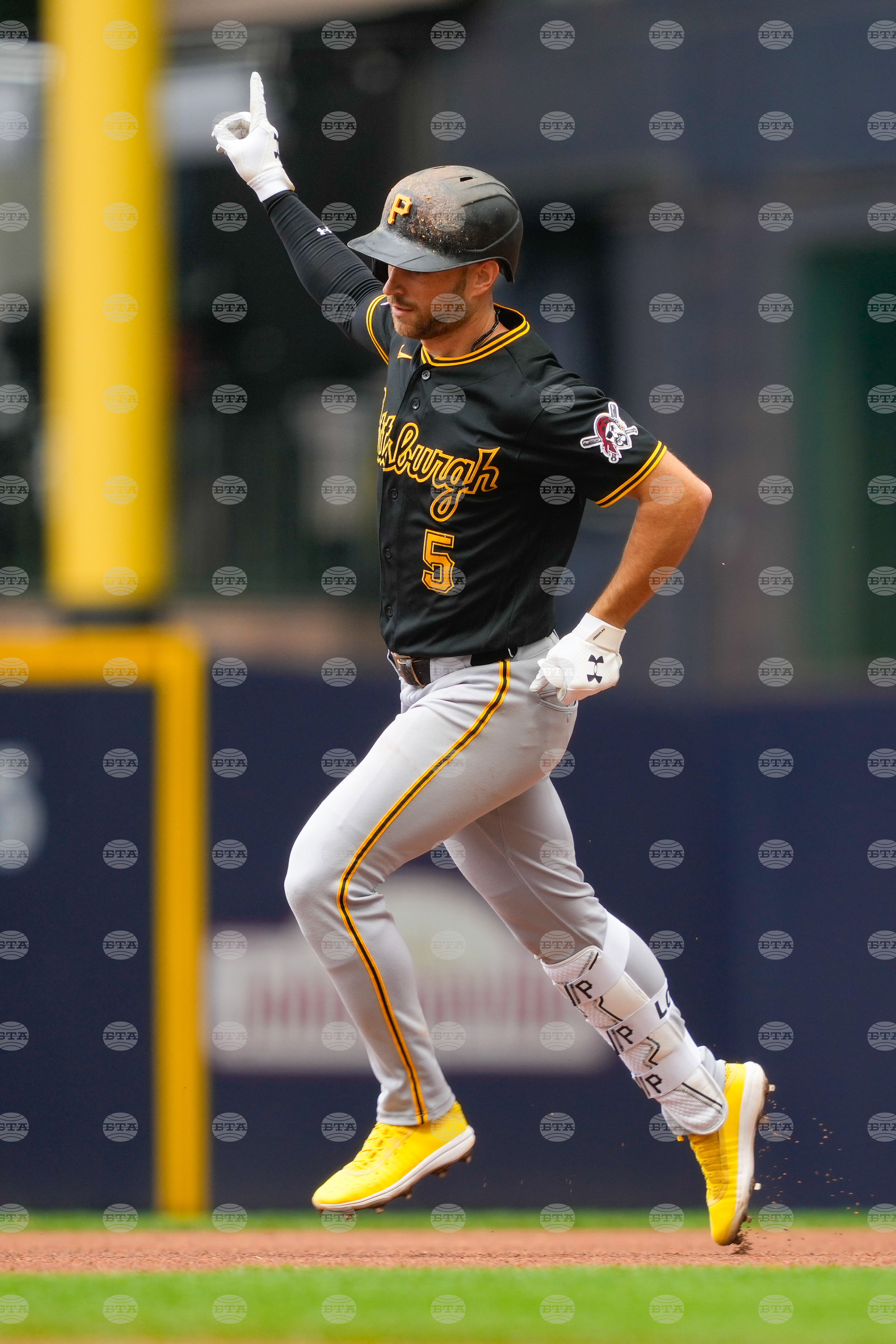 Pirates Brewers Baseball
